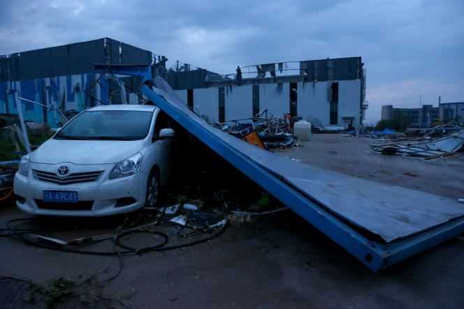 In addition to vehicles damaged by falling objects, trees were uprooted, sheet metal sheds partly destroyed and electricity poles grounded.  Here in Wuhan, May 15, 2021.