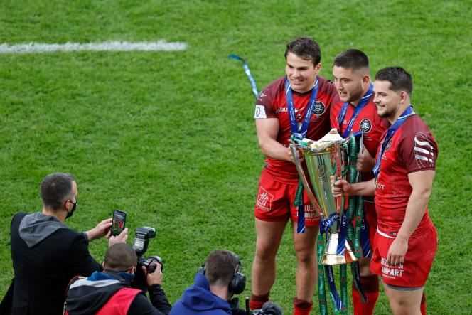 Antoine Dupont, Cyril Baille and Guillaume Marchand (from left to right) celebrate their victory in the European Cup final against La Rochelle (22-17), Saturday, May 22, at Twickenham.