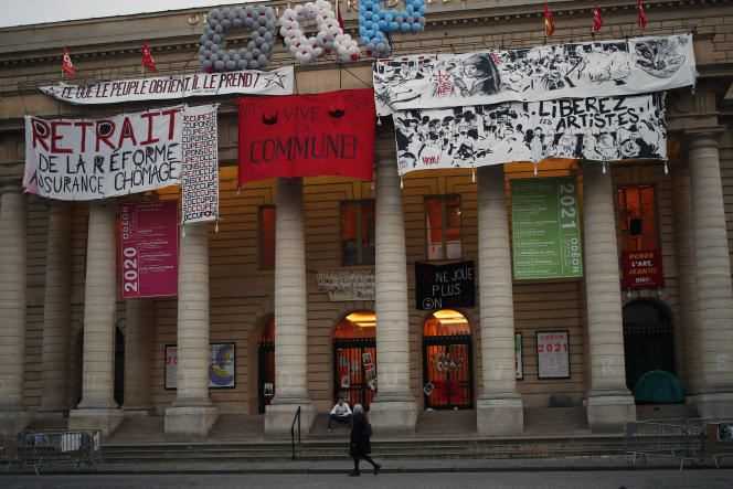 The pediment of the Odéon-Théâtre de l'Europe, April 1, 2021.