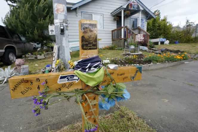 A memorial has been set up in tribute to Manuel Ellis, at the same place where this African-American lost his life during a police stop in March 2020.