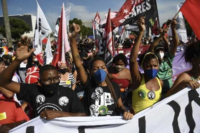 In Rio, thousands of people took part on Saturday in a demonstration organized by left-wing organizations with cries of 