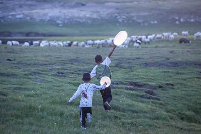 In “Balloon”, by Pema Tseden, children steal condoms from their parents to turn them into balloons.