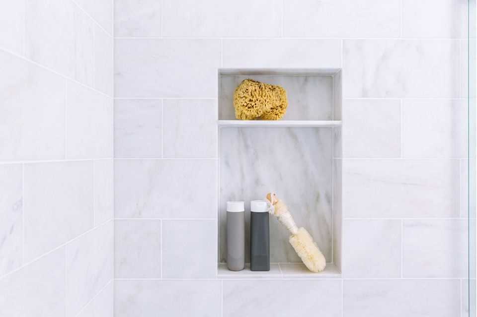 Storage space in the bathroom: recessed wall shelf