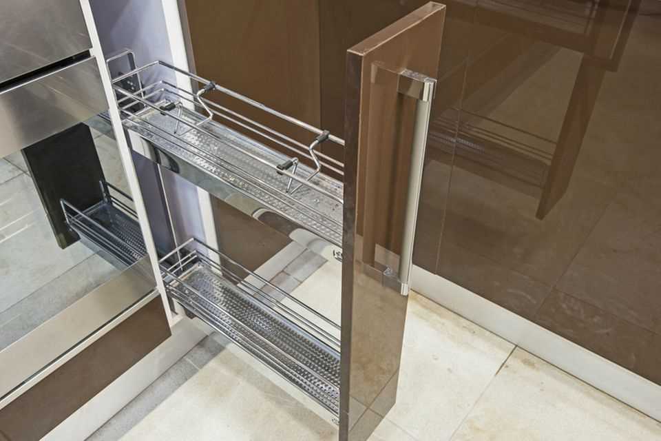 Storage space in the bathroom: narrow pull-out drawer