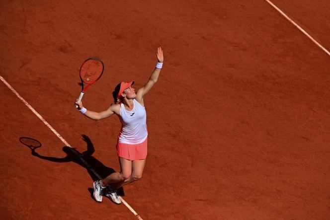 Tamara Zidansek, serving against Sorana Cirstea, qualified for the quarter-finals at Roland Garros.