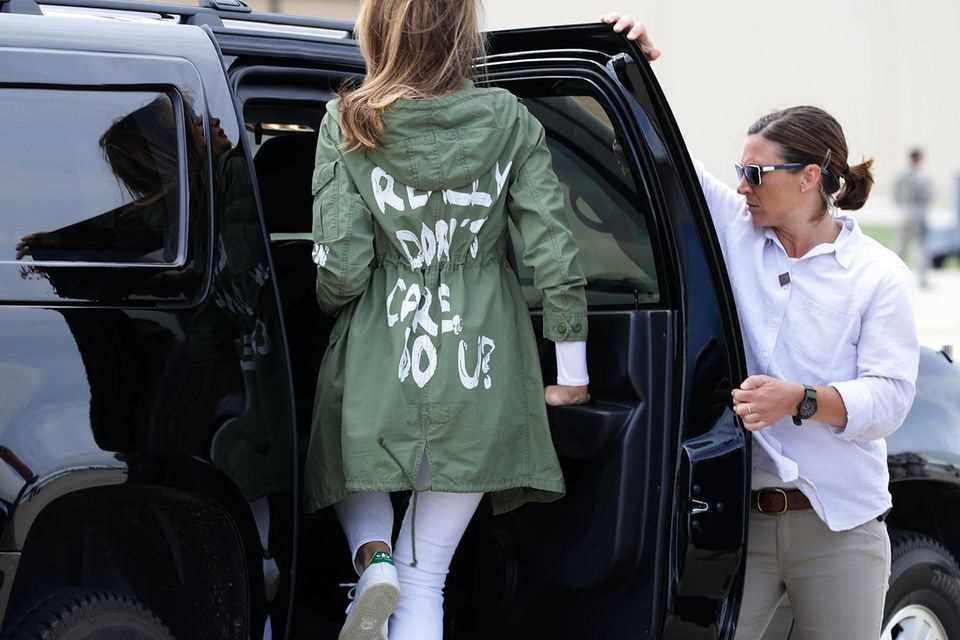 Melania Trump visits children of refugees on the Mexican border and it's her - at least that's what it says on her parka - "really don't care". 