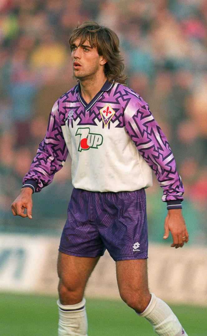 Fiorantina striker Gabriel Batistuta in December 1992. The geometric shapes of the upper part of the Italian team's jersey suggest two swastikas.