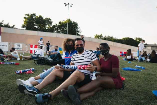 Amira, Tarik and Jennifer have just moved to the lawn of the municipal velodrome.  They are employees of the ERA Immobilier company, which sponsors the event.