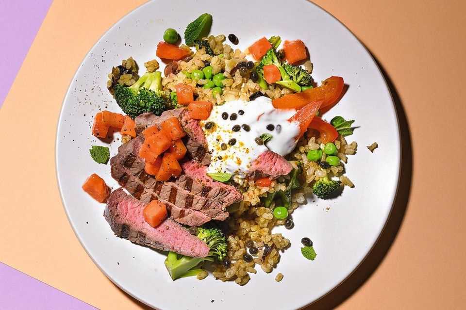 Broccoli curry rice with papaya and steak strips