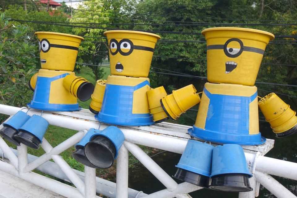 Painting flower pots: Minions figures made from flower pots