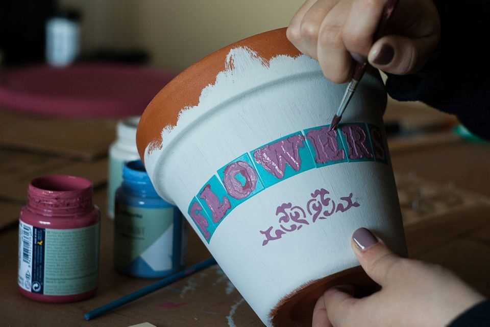 Painting flower pots: flower pot with lettering