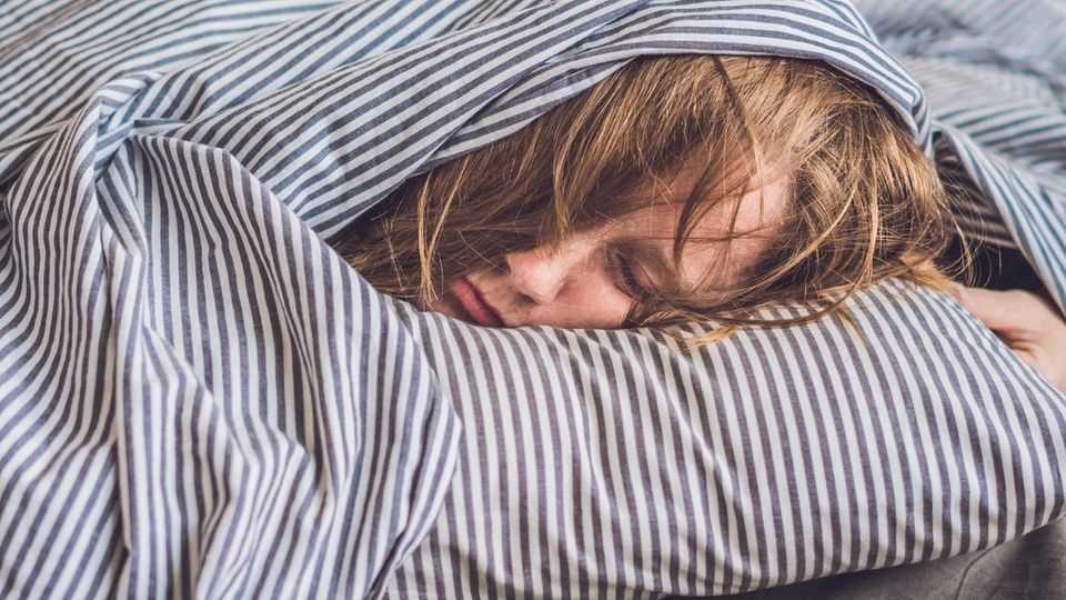 Tired despite getting enough sleep: a doctor reveals the cause