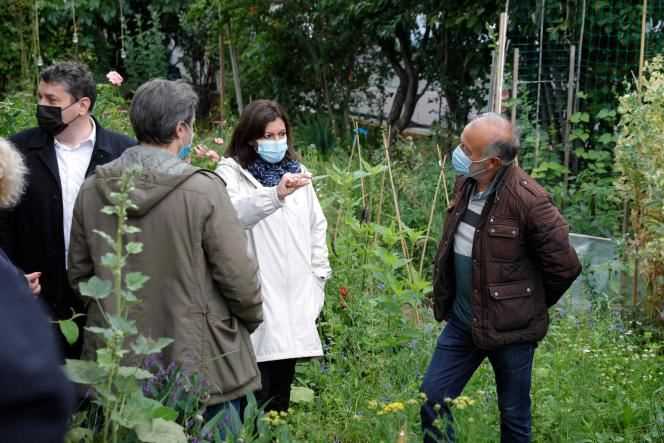 The mayor of Paris, Anne Hidalgo, visiting the Eole gardens (Paris 19th), on June 30, the day of the evacuation of drug addicts.