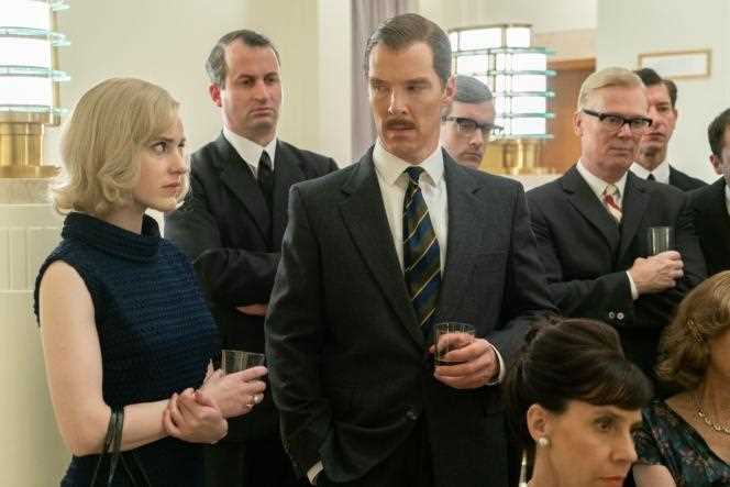 Rachel Brosnahan (left) and Benedict Cumberbatch (center) in Dominic Cooke's “An Ordinary Spy”.