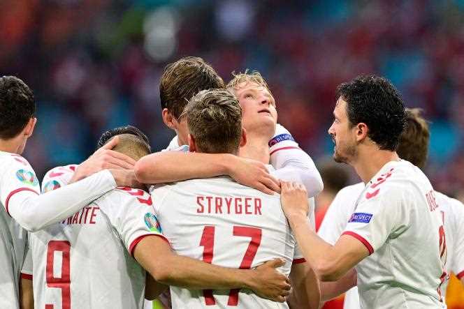 The Danish Kasper Dolberg congratulated by his teammates after his double against Wales in the round of 16 of the Euro, Saturday June 26, 2021 in Amsterdam.
