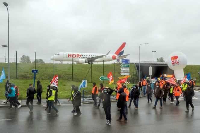 Demonstration against the job cuts of employees in the aviation sector, at Roissy-Charles de Gaulle, March 18, 2021.