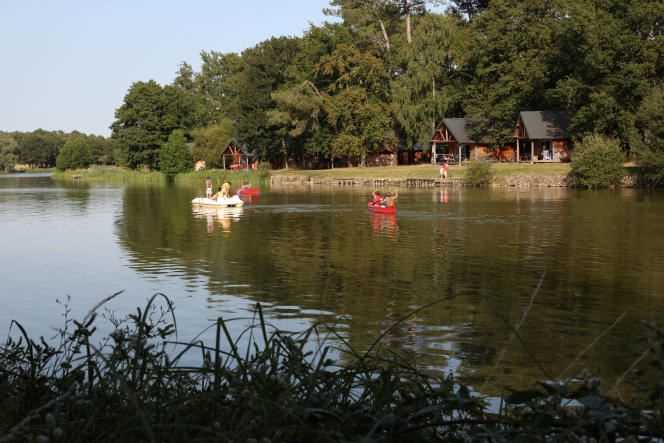 Paddle, pedal boat and boat allow children to discover Lake Rillé (Indre-et-Loire).