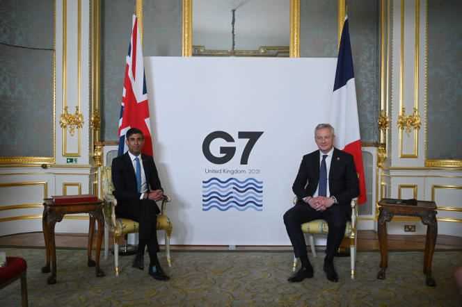 British Chancellor of the Exchequer Rishi Sunak (left) poses with French Minister of Economy and Finance Bruno Le Maire on the first day of the G7 Finance in London on June 4, 2021.