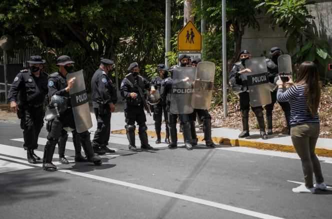 Police secure the perimeter of Cristiana Chamorro's home in Managua on June 2, 2021.