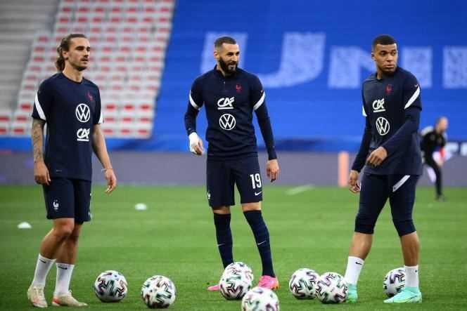 Antoine Griezmann, Karim Benzema and Kylian Mbappé, warming up before the friendly match against Wales, Wednesday, June 2, in Nice.
