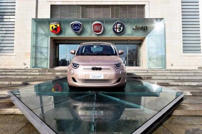 The Fiat 500e, the electric version of the Cinquecento, in front of the FCA factory in Turin (Italy), January 18, 2021.