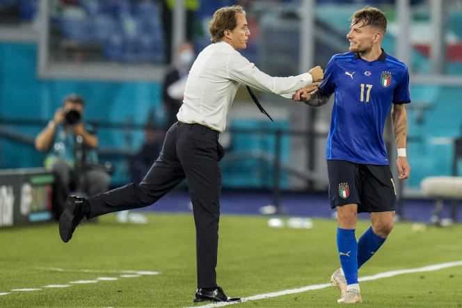 Italy coach Roberto Mancini congratulates Ciro Immobile, who scored Italy's third goal in the 3-0 victory over Switzerland this Wednesday evening at the Olympic Stadium in Rome.