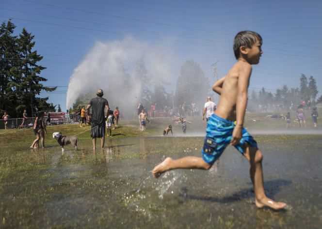 In Everett (Washington State), firefighters opened a fire hydrant to cool the population on June 26, 2021.