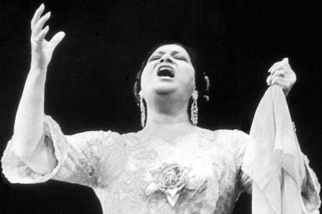 Oum Kalthoum (1904-1975), in concert in Cairo, in 1960.