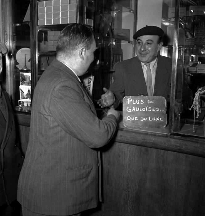 In a tobacco shop, in Paris, in July 1948. Ironically, today, brown cigarettes are the most expensive on the market: between 11.20 and 11.60 euros.