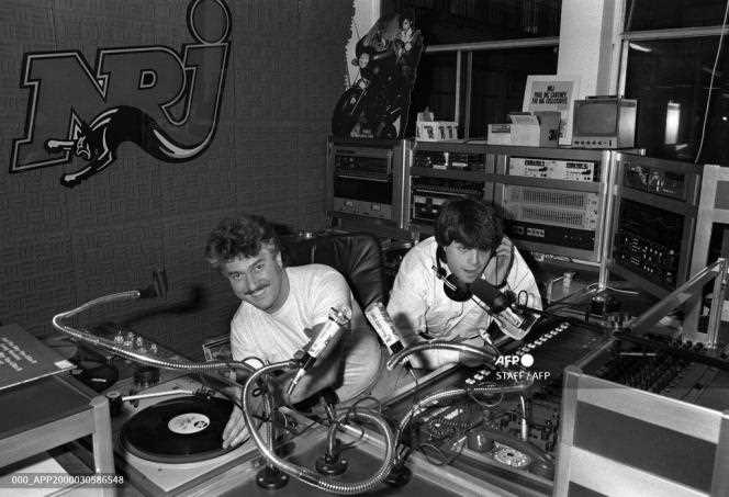 In the recording studio of free radio NRJ, the two main animators, Mitsou (on the left)) and Marc Scalia, opened the antenna on December 4, 1984, in Paris.