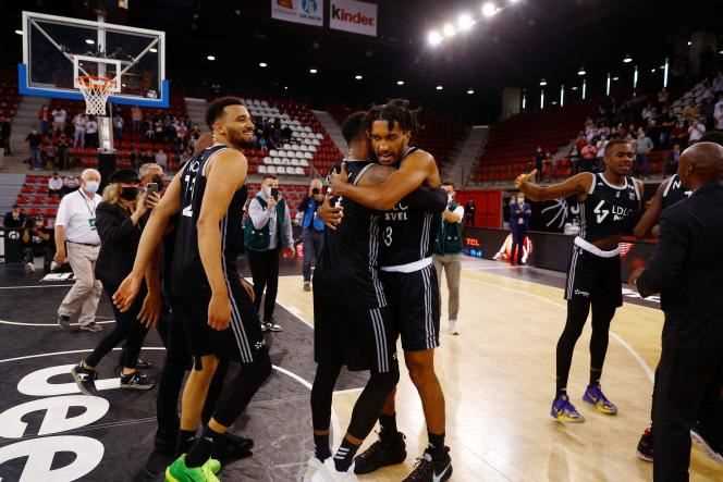 ASVEL Lyon-Villeurbanne players celebrate their victory after winning the final of the French basketball championship against JDA Dijon on June 26, 2021 in Rouen.