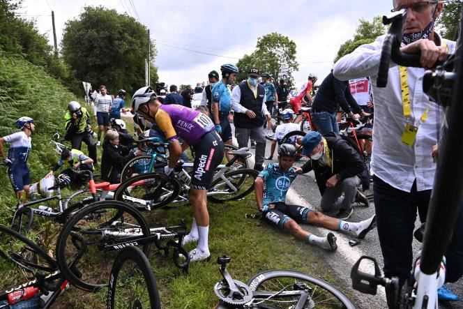 Medical aid after one of the two collective falls that occurred during the first stage of the Tour de France, between Brest and Landerneau (Finistère), on June 26, 2021.