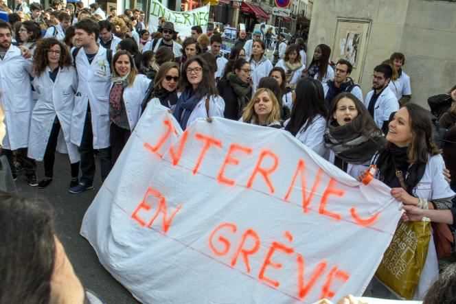 Demonstration of medical interns in front of the Ministry of Health, in Paris, April 18, 2017.