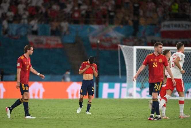 Luis Enrique, Spain coach, with Jordi Alba (center) and Aymeric Laporte (right), during the match against Poland on June 19, 2021, in Seville.