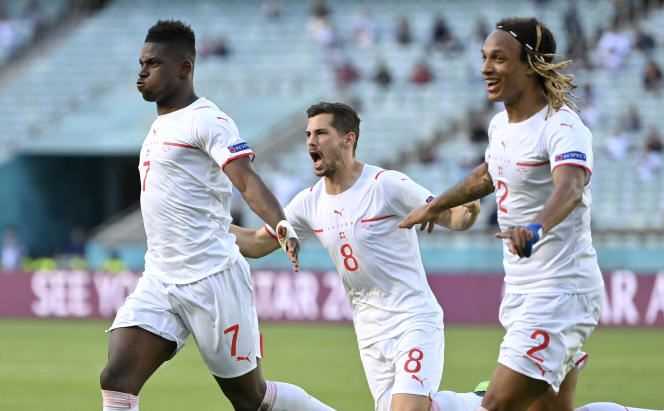 Breel Embolo (left), Remo Freuler (center) and Kevin Mbabu (right) celebrate a Swiss goal scored by Breel Embolo against Wales on June 12, 2021, in Baku (Azerbaijan).