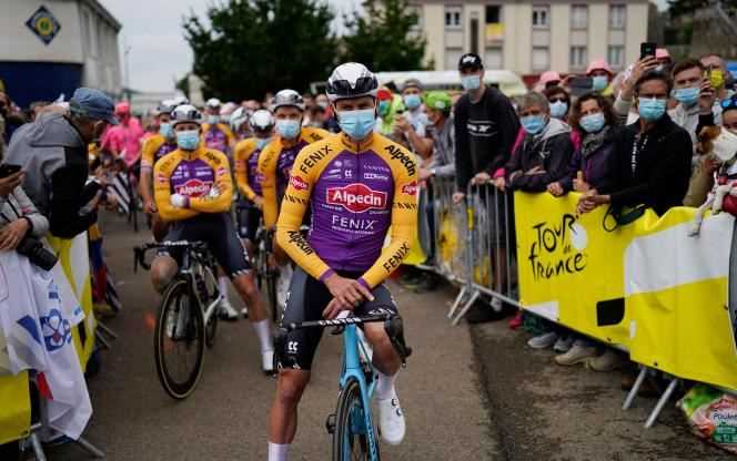 The Dutchman Mathieu van der Poel (Alpecin-Fenix) with a jersey in tribute to the Mercier team of his grandfather, Raymond Poulidor, before the start of the first stage of the Tour de France 2021, between Brest and Landerneau (Finistère) , June 26, 2021.