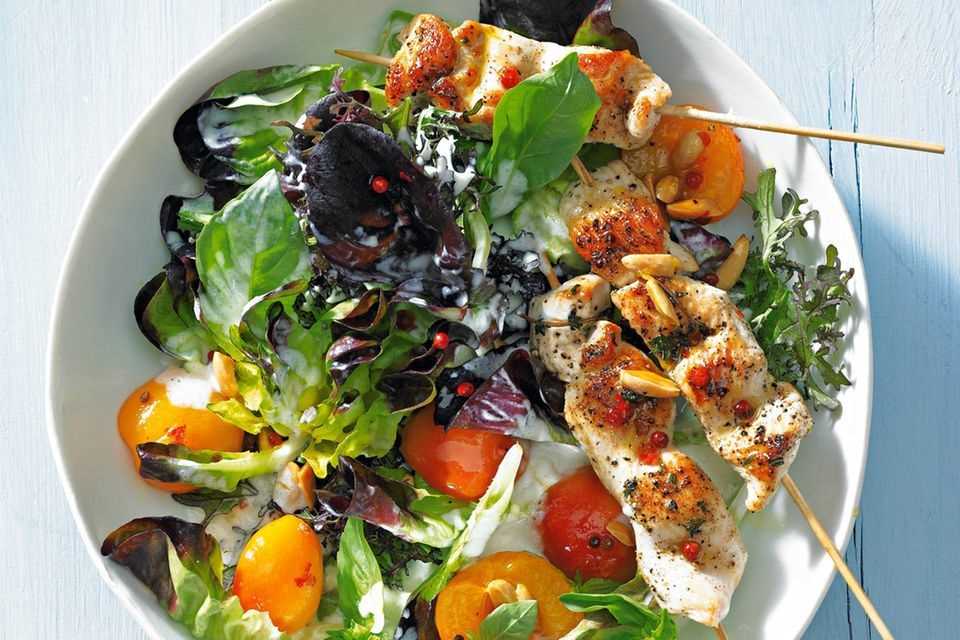 Green salad with apricots and turkey skewers
