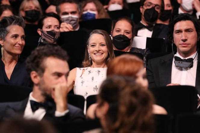 Jodie Foster, his wife Alexandra Hedison and Adam Driver, without a mask, at the ceremony during which an honorary Palme d'Or was awarded to the American actress for her lifetime, during the ceremony opening, July 6, 2021.