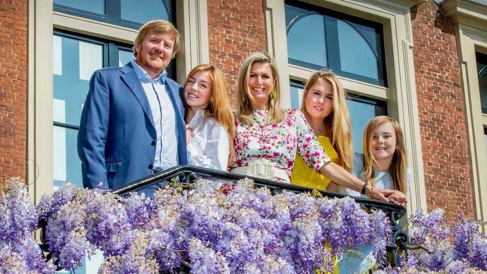 King Willem-Alexander, Princess Alexia, Queen Máxima, Princess Amalia, Princess Ariane.  (from left to right)