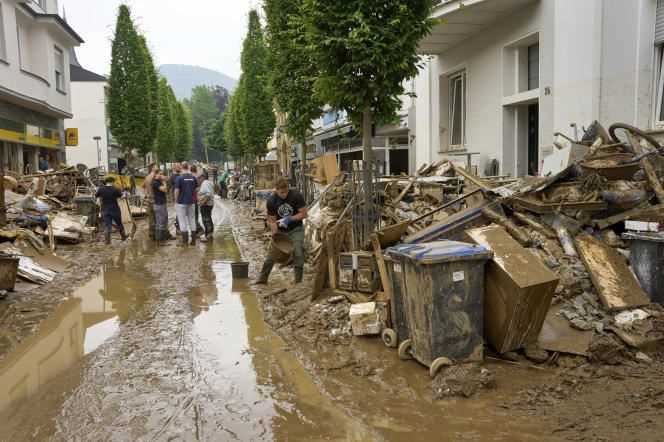 Residents remove mud and remove furniture from houses in downtown Bad Neuenahr on Saturday, July 17, 2021.