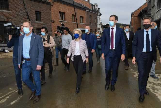 The President of the European Commission, Ursula von der Leyen, and the Belgian Prime Minister, Alexander De Croo (2nd from right), in Rochefort, Saturday, July 17, 2021.