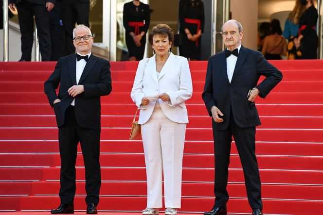 The Minister of Culture, Roselyne Bachelot, surrounded by the General Delegate of the Cannes Film Festival, Thierry Frémaux (left) and its President, Pierre Lescure, on July 9.