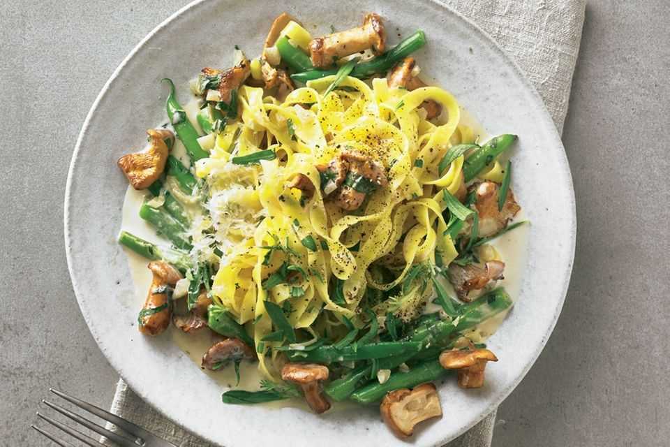Tagliatelle with beans and chanterelles