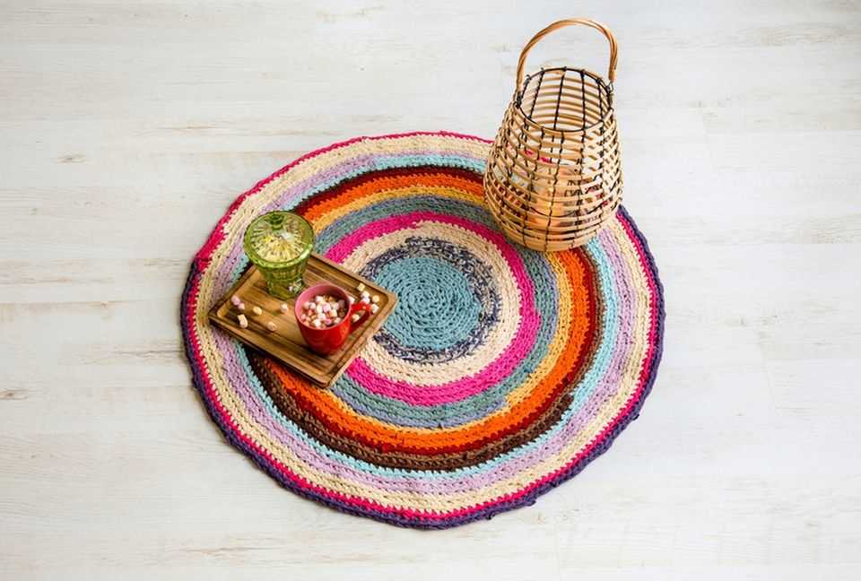 Clothing upcycling ideas: crocheted rug made from cut t-shirts