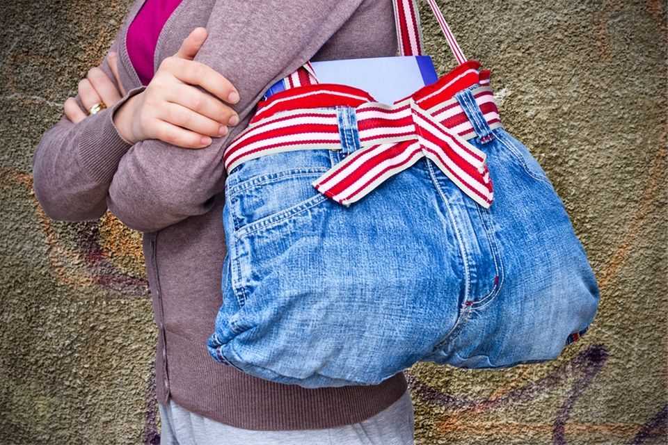 Upcycling ideas for clothes: bag made from Jenashose
