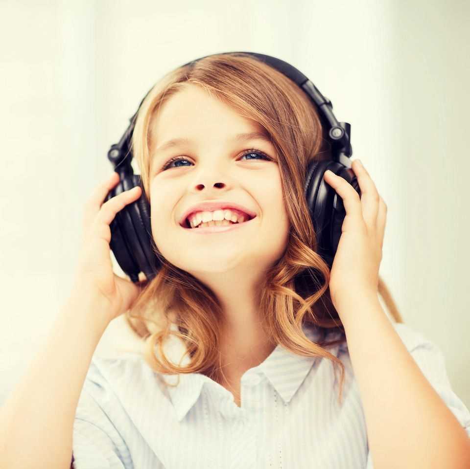 Little girl has headphones on, children's headphones, children's headphones