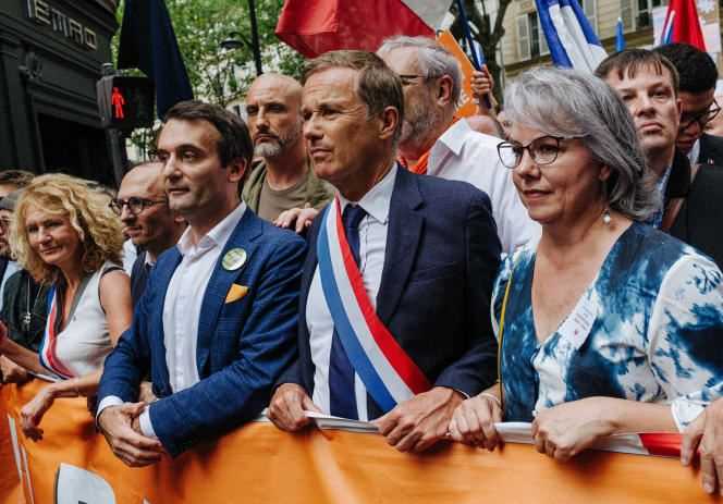 At the head of the demonstration against the sanitary pass, in Paris, July 17, 2021, from left to right: Francis Lalanne, Martine Wonner, Fabrice Di Vizio, Florian Philippot, Nicolas Dupont-Aignan and Jacline Mouraud.