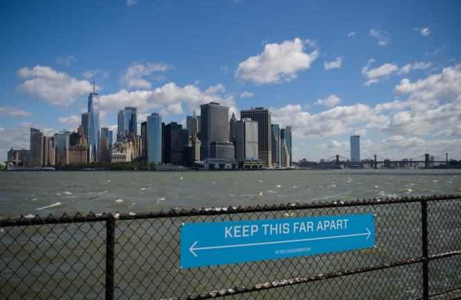 A sign urging people to keep a safe distance, on Governors Island, New York (United States), in April 2021.