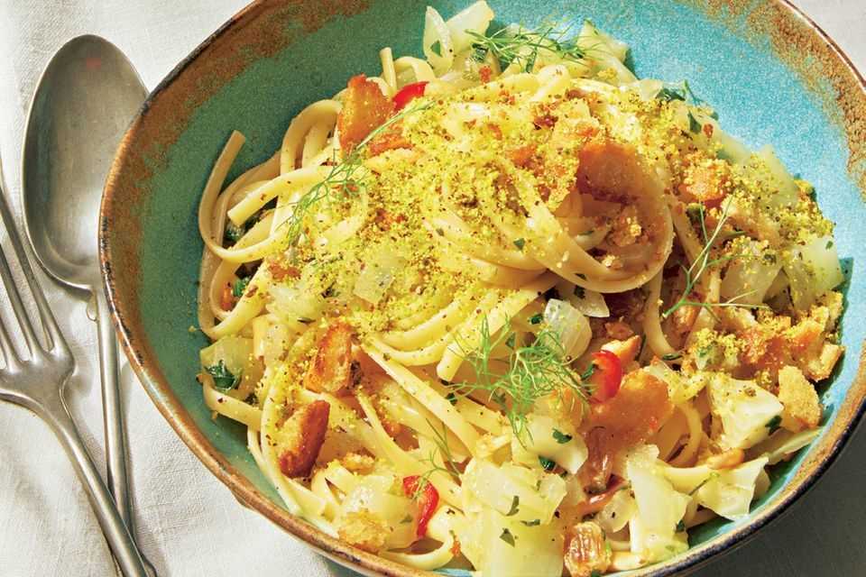 Pasta with fennel and pistachio powder