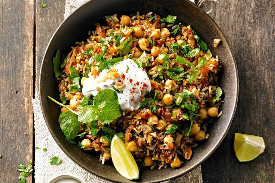 Spicy fried rice with chickpeas
